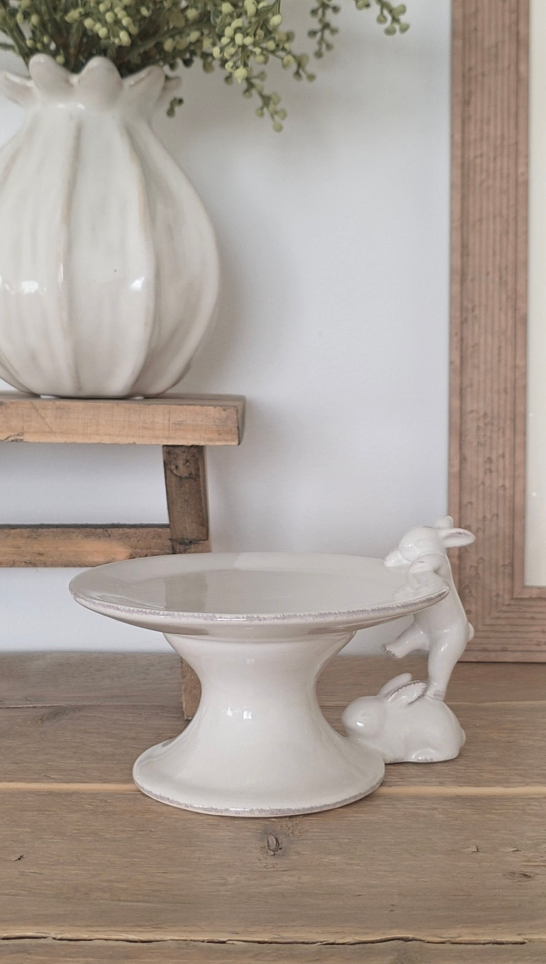 Rustic Edge Climbing Bunny Stand